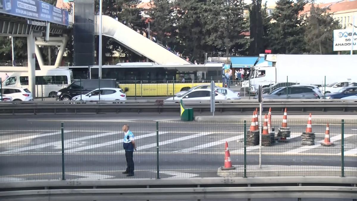 Kadıköy’de Yoğunluk Patladı: Terminal Sonrası Trafik Krizi Derinleşiyor!