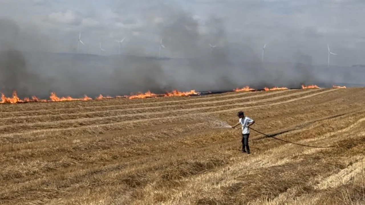 Silivri'de Tarla Yangını TEM'i Kapattı! Havadan Müdahale Sürüyor