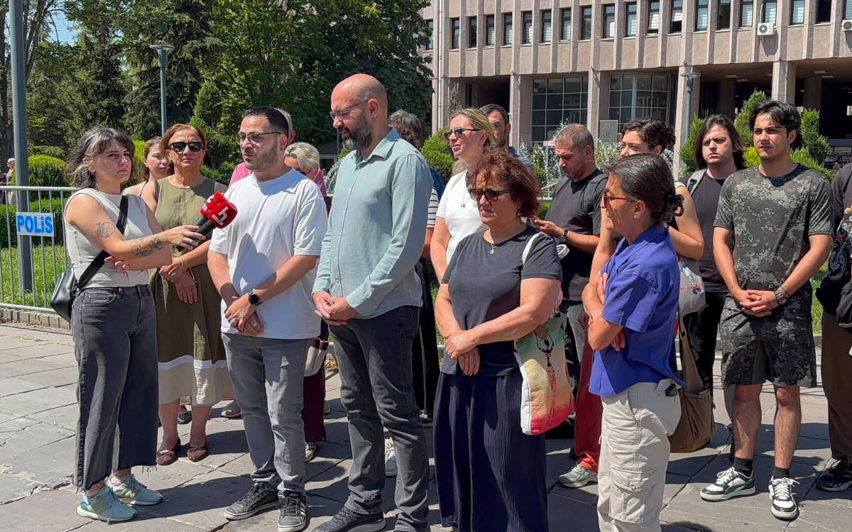 Gazetecilerden Alican Uludağ için adliye önünde sessiz çığlık: 'Serbest bırakılsın!'
