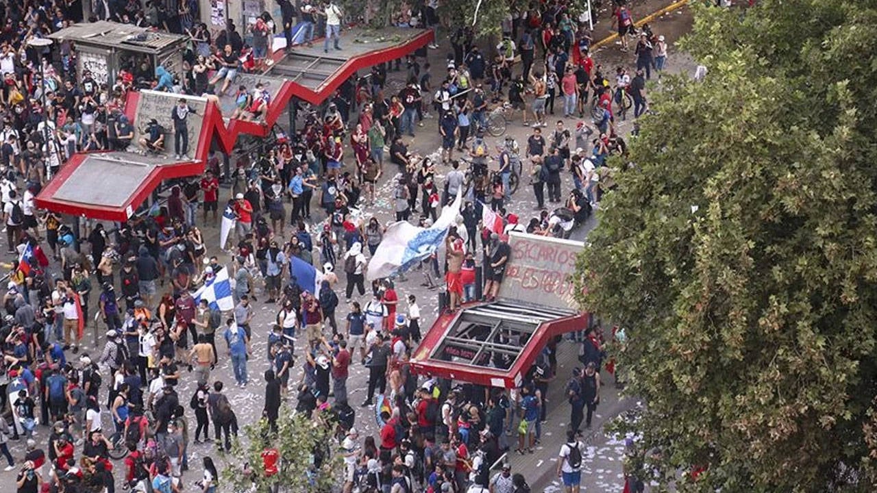 Şili’de Öğrenci Protestoları Büyüyor: 25 Yaralı Var!