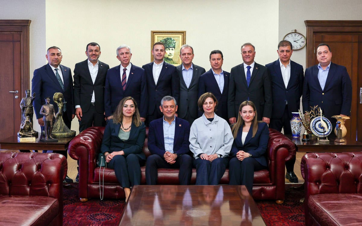 CHP’li Büyükşehir Belediye Başkanlarından Kurultay Çağrısı: 45 Gün İçinde Toplanmalı!
