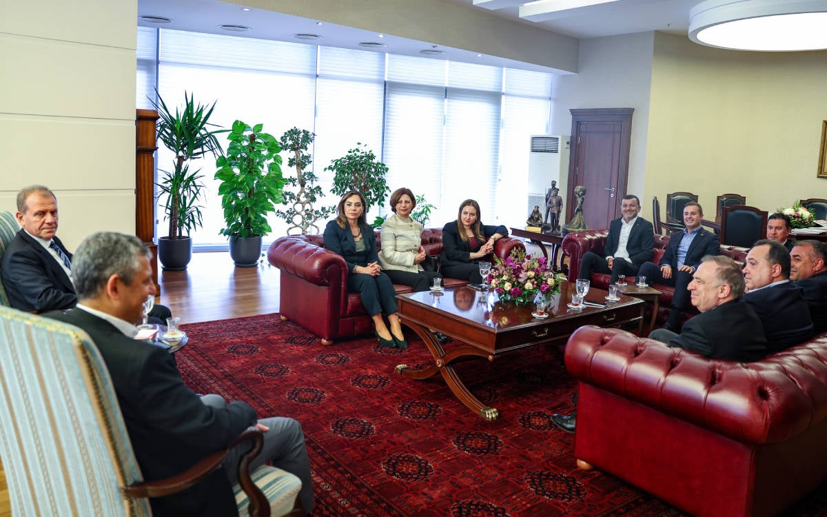 Özgür Özel, Büyükşehir Başkanlarını Ankara’da Buluşturdu!