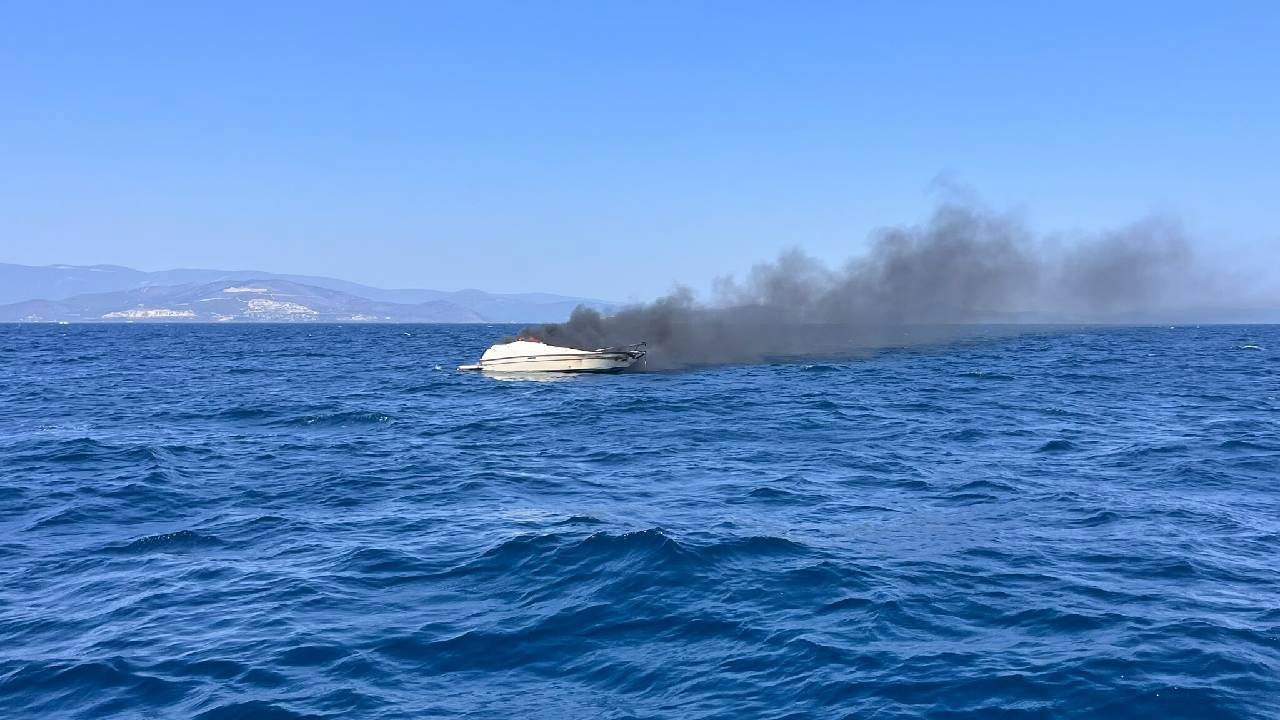 Didim'de Korkutan Anlar! Tekne Alev Alev Yanarak Battı, 2 Kişi Denizden Kurtarıldı
