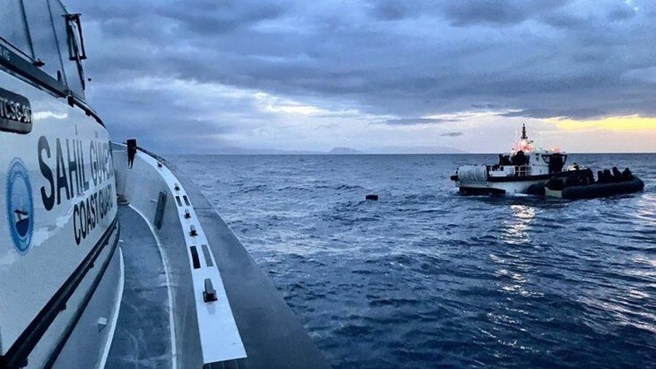 İzmir Açıklarında Sürüklenen Botta 17 Göçmen Kurtarıldı!