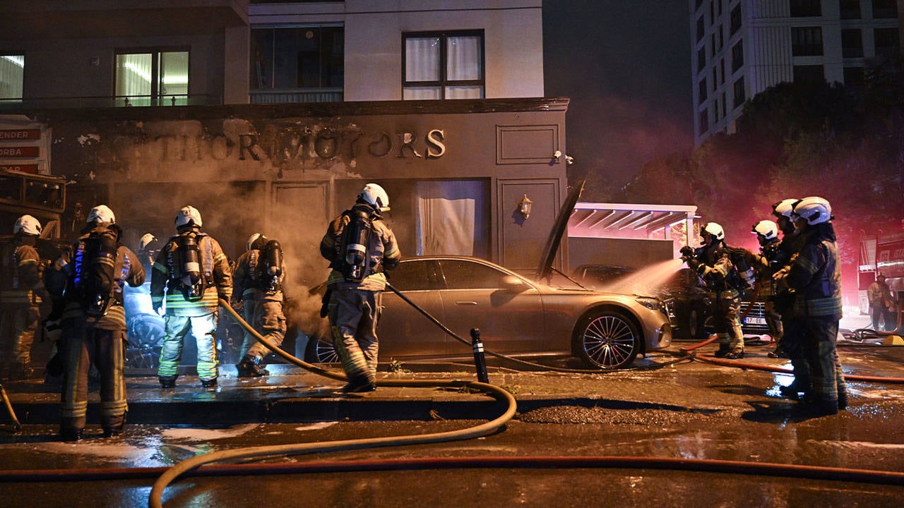 Kadıköy'de Galeri Önü Alev Alev: 4 Araç Yanarak Küle Döndü!