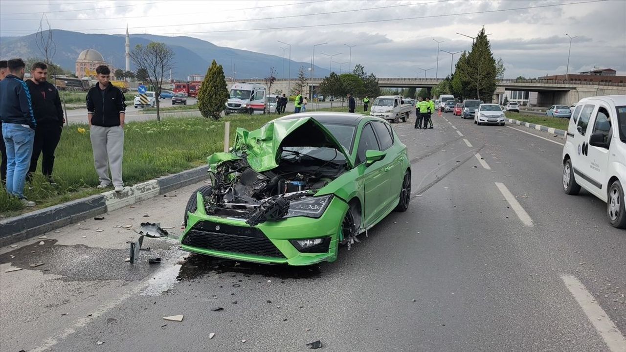 Kütahya'da Arkadan Çarpışma: 2 Yaralı Var!
