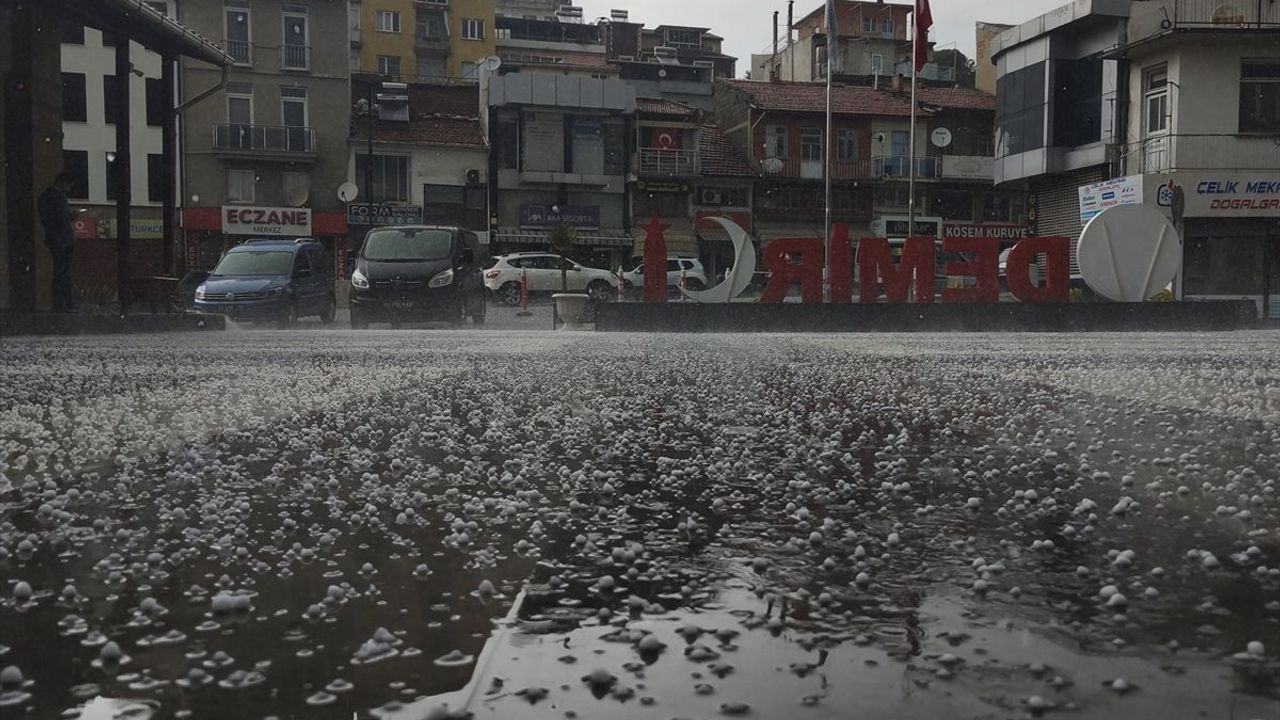 Manisa’yı Sağanak ve Fırtına Vurdu: Çatılar Uçtu, Yaralanmalar Var!
