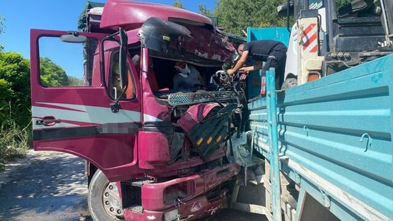 Manisa’da İki Kamyon Kafa Kafaya Çarpıştı: 1 Ölü, 2 Yaralı!