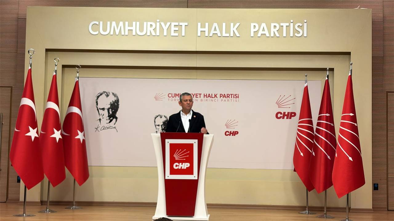 CHP Lideri Özel’den Sert Uyarı: Saray’ın İcazetiyle Koltuklara Oturulmamalı!