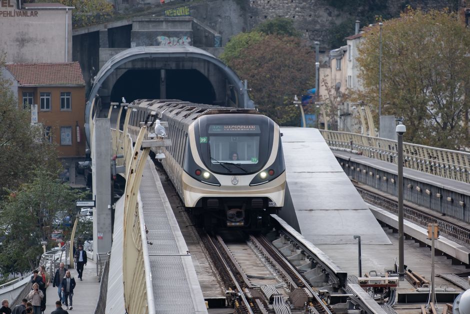 Sabiha Gökçen Metrosunda Şok Kaza: Raydan Çıkan Metroda 3 Kişi Yaralandı!