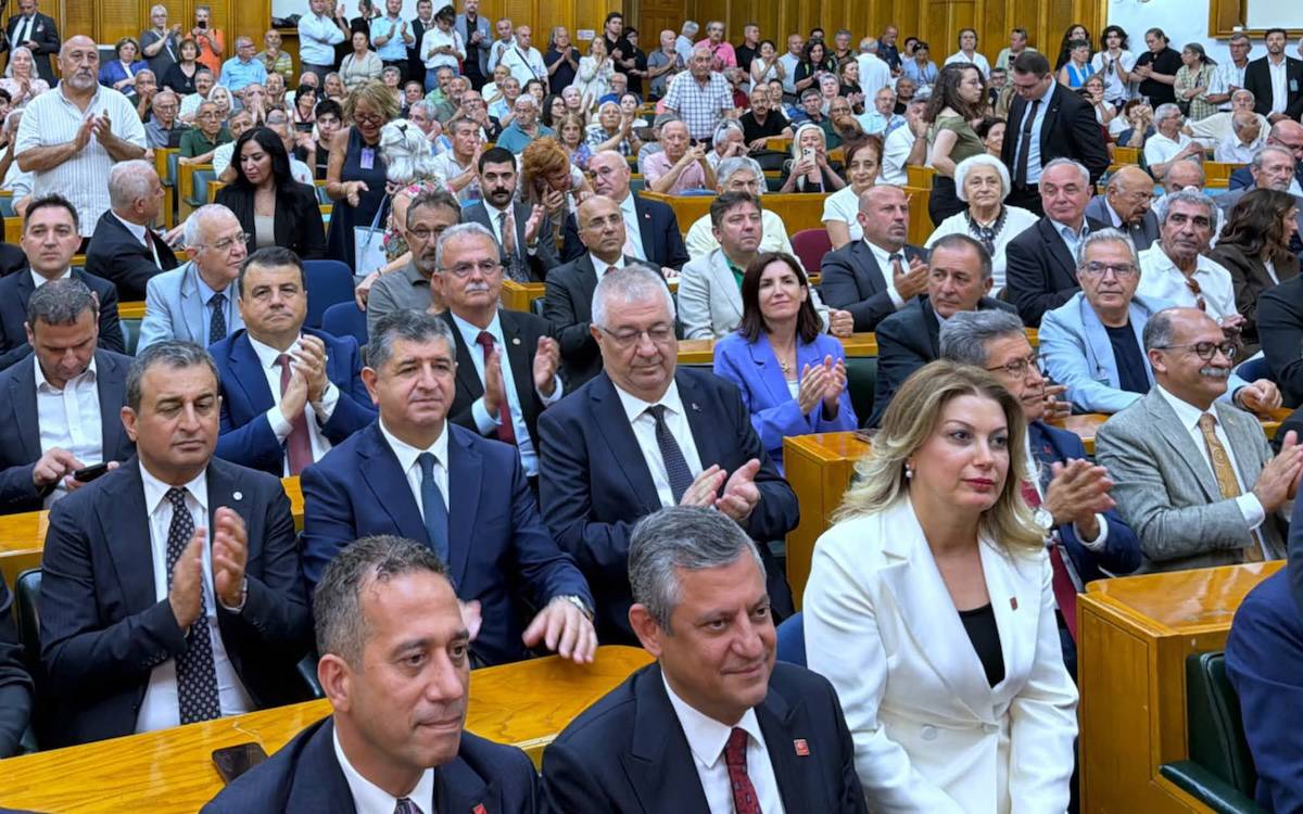 CHP'de Şok Ayrılık: 90'ın Üzerinde Milletvekili Özel'in Yeni Partisi İçin İmza Verdi!