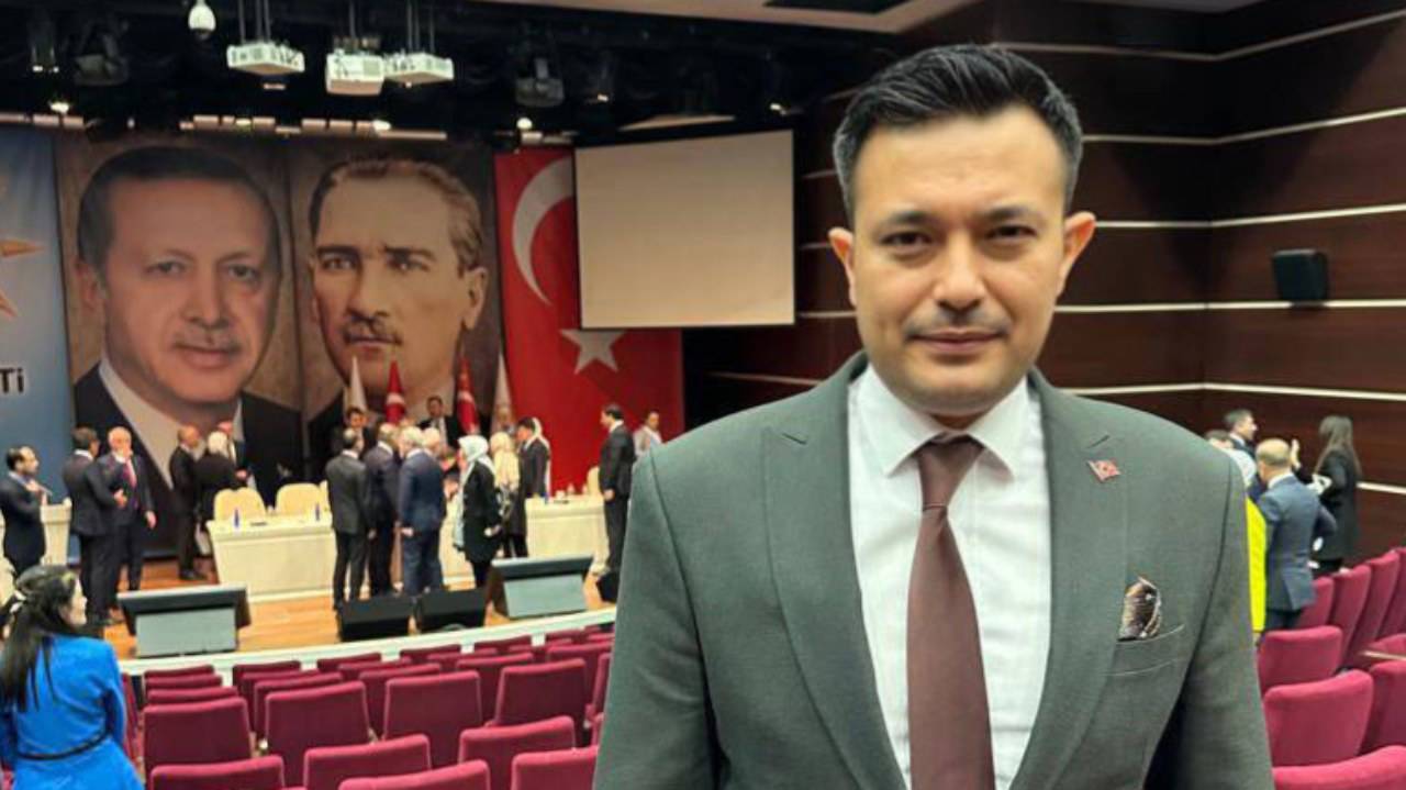 AKP'de Şok Ayrılık! MKYK Üyesi Tuncer Görevlerinden Ayrıldı