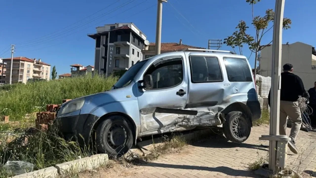 Uşak'ta Zincirleme Kaza: Sürücü Kaçtı, 4 Kişi Yaralı!